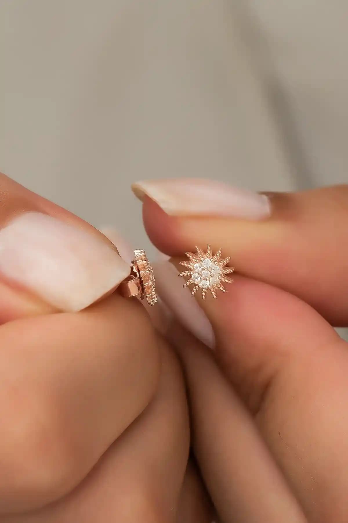 NEREZE 925 Ayar Gümüş Minik Rose Zirkon Taşlı Güneş Küpe Şıklık ve Zarafetin Temsilcisi