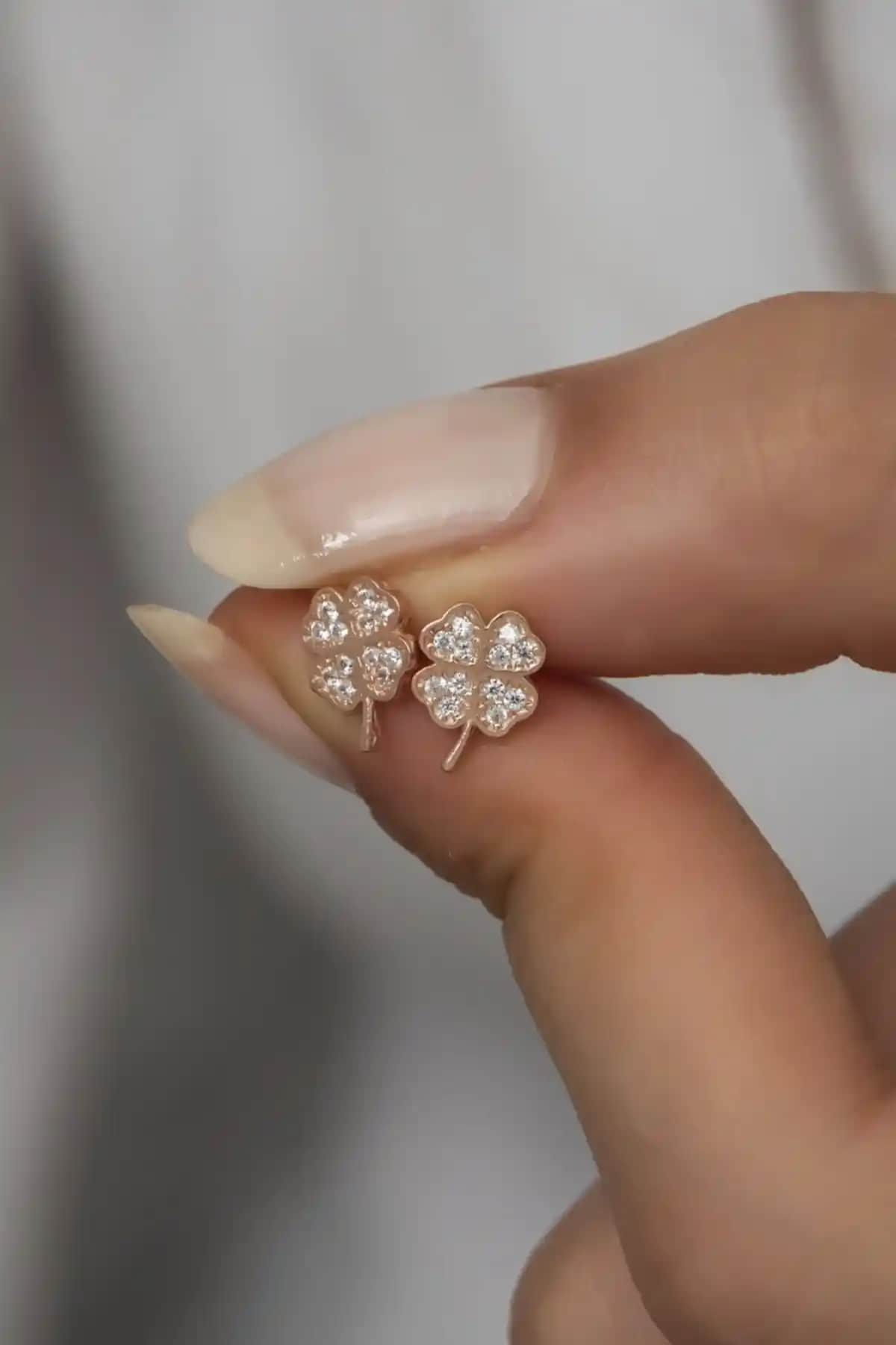 NEREZE 925 Ayar Gümüş Minik Yonca Yaprak Küpe Şık ve Dayanıklı Tasarım