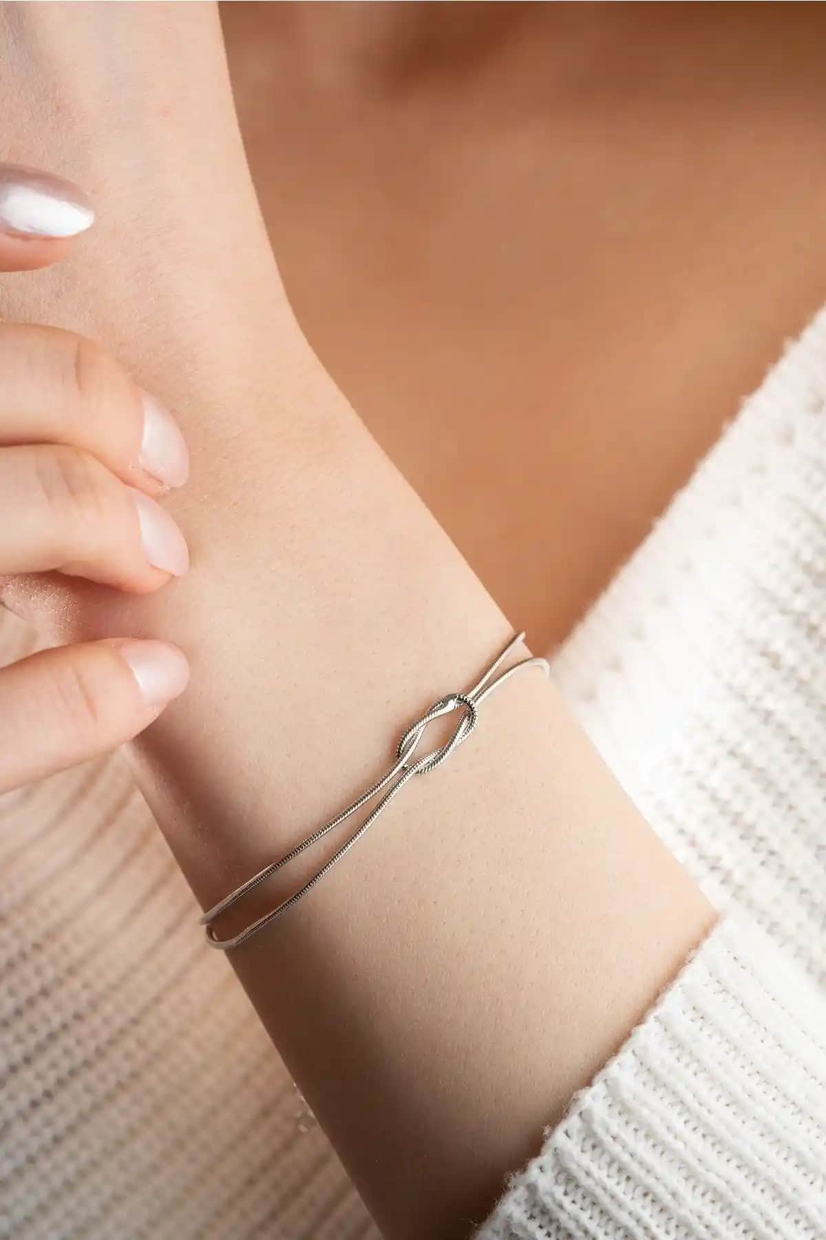 NEREZE 925 Ayar Gümüş Rodyum Kaplama Düğüm Model Bileklik Şıklık ve Dayanıklılık