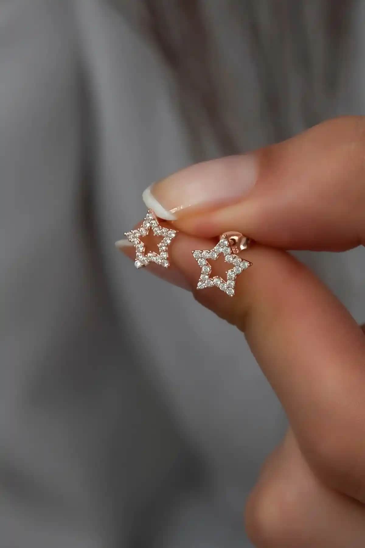 NEREZE 925 Ayar Gümüş Rose Zirkon Taşlı ve Sallantılı Halka Küpe Karşılaştırması