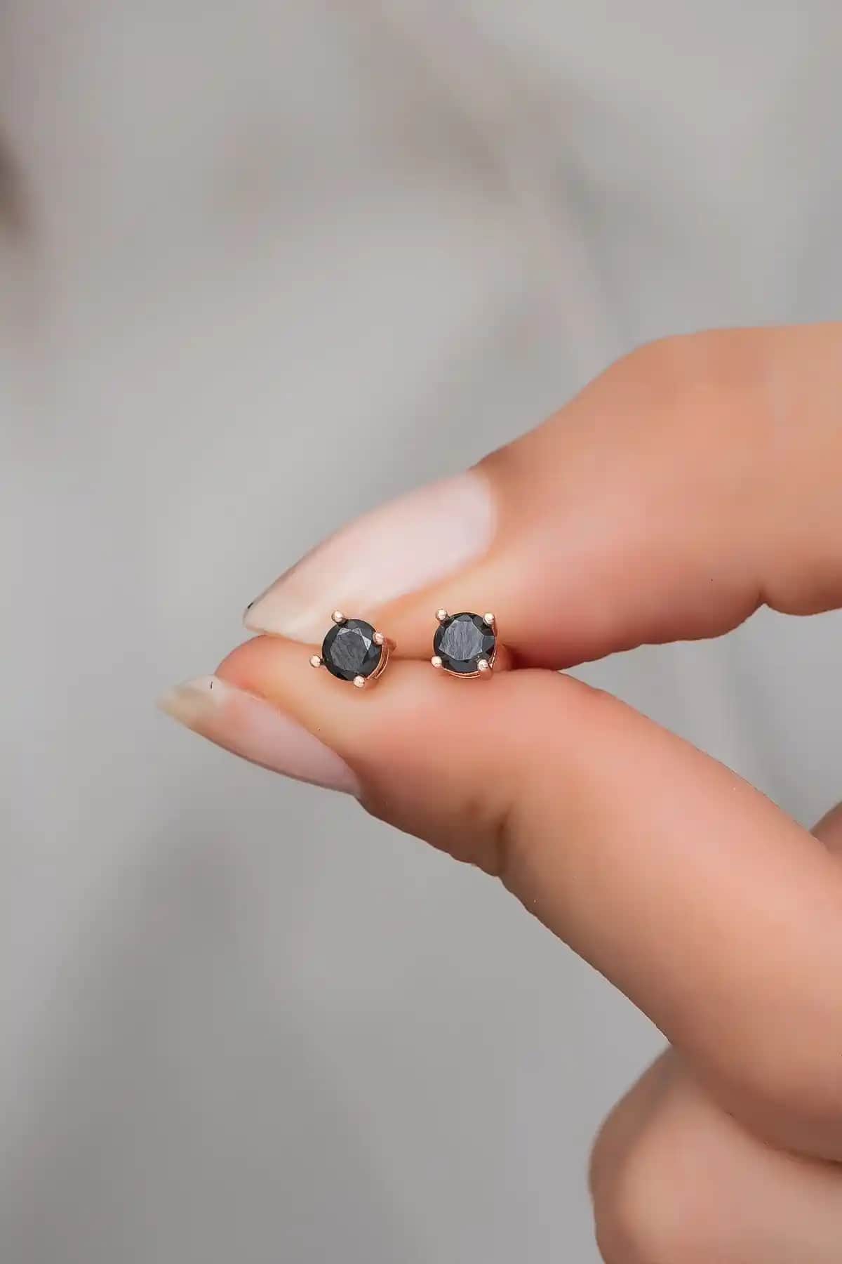 NEREZE 925 Ayar Gümüş Siyah Tektaş Küpe Zarif ve Modern Tasarım