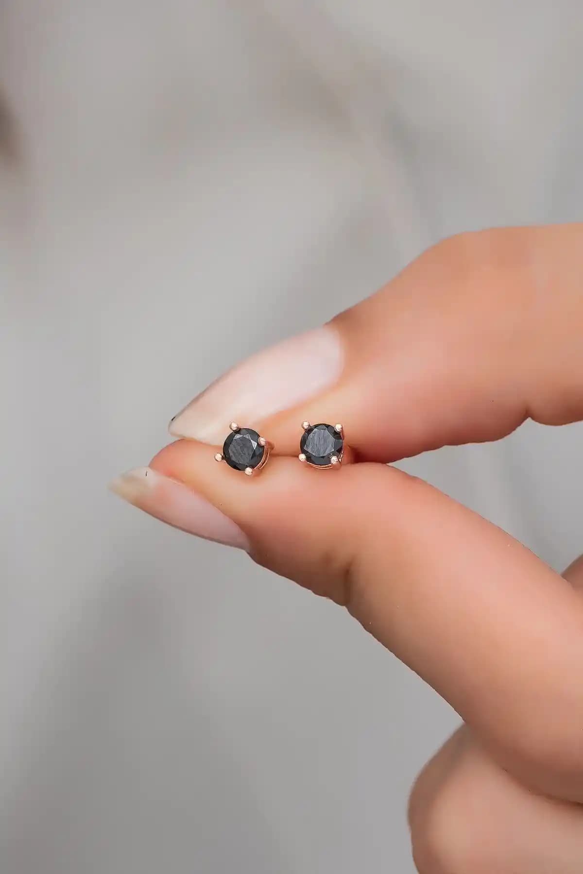 NEREZE 925 Ayar Gümüş Siyah Tektaş Küpe Zarif ve Modern Tasarım