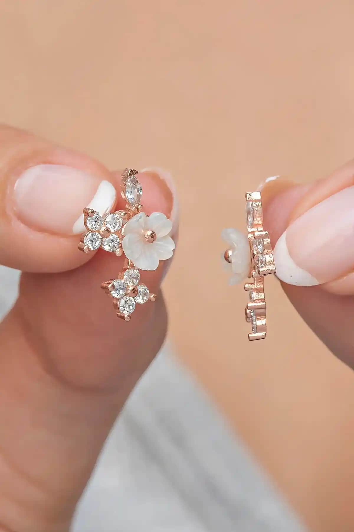 NEREZE 925 Ayar Gümüş Yonca Detaylı Manolya Çiçeği Küpe Günlük ve Özel Kullanım İçin