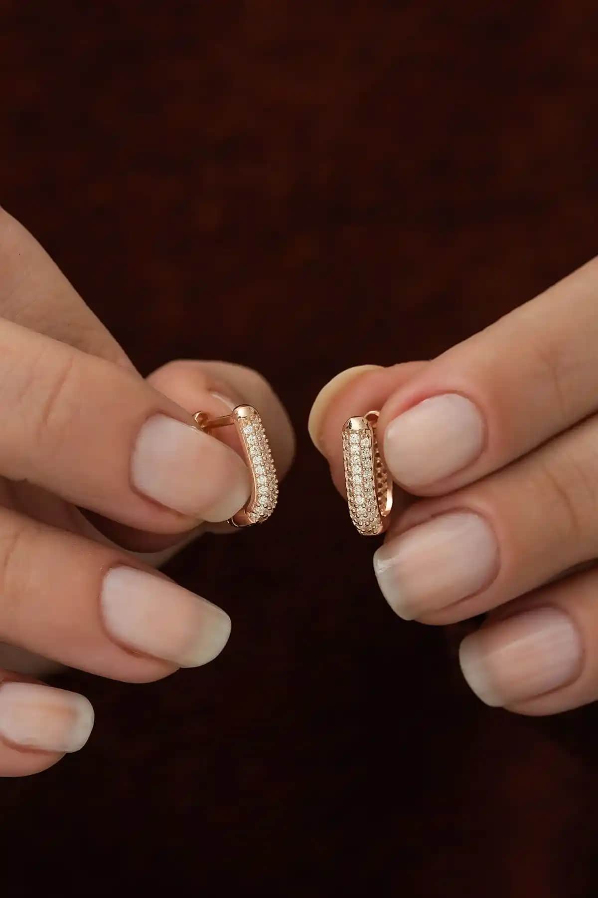 NEREZE Kadın 925 Ayar Gümüş U Şeklinde Zirkon Taşlı Küpe Şık ve Dayanıklı Tasarım