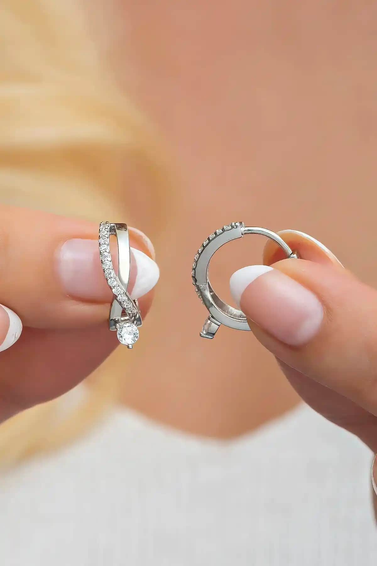 NEREZE Marka 925 Ayar Gümüş Rodyumlu ve Pembe Kaplamalı Küpe Modellerinin Karşılaştırması