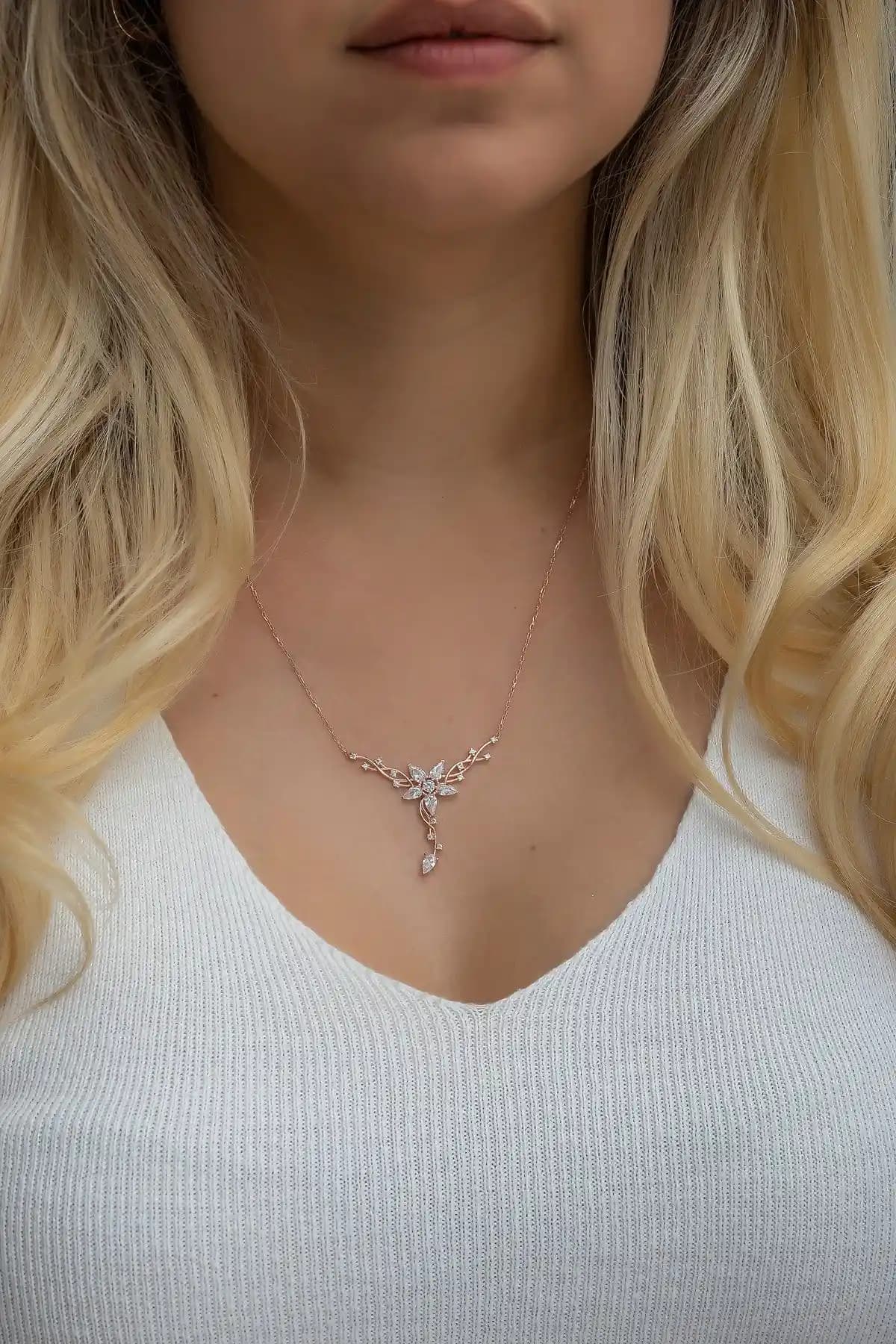 NEREZE Tasarımı Rose Gold Kaplamalı 925 Ayar Gümüş Yıldız ve Sarmaşık Motifli Kolye