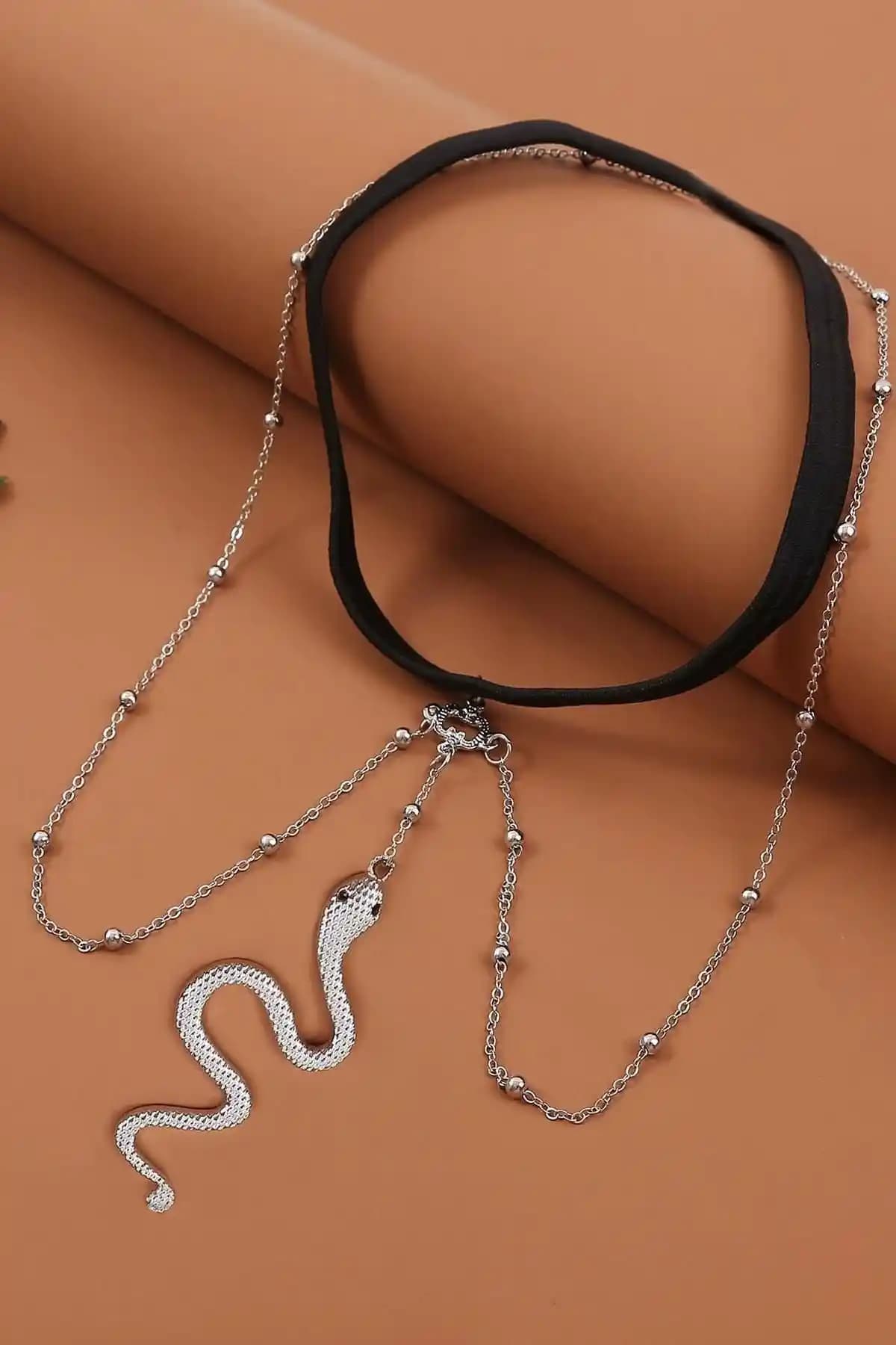 Obsessions Serpent Yılan Bacak Zinciri: Modern ve Cesur Tasarım ile Şıklığı Yansıtan Aksesuar