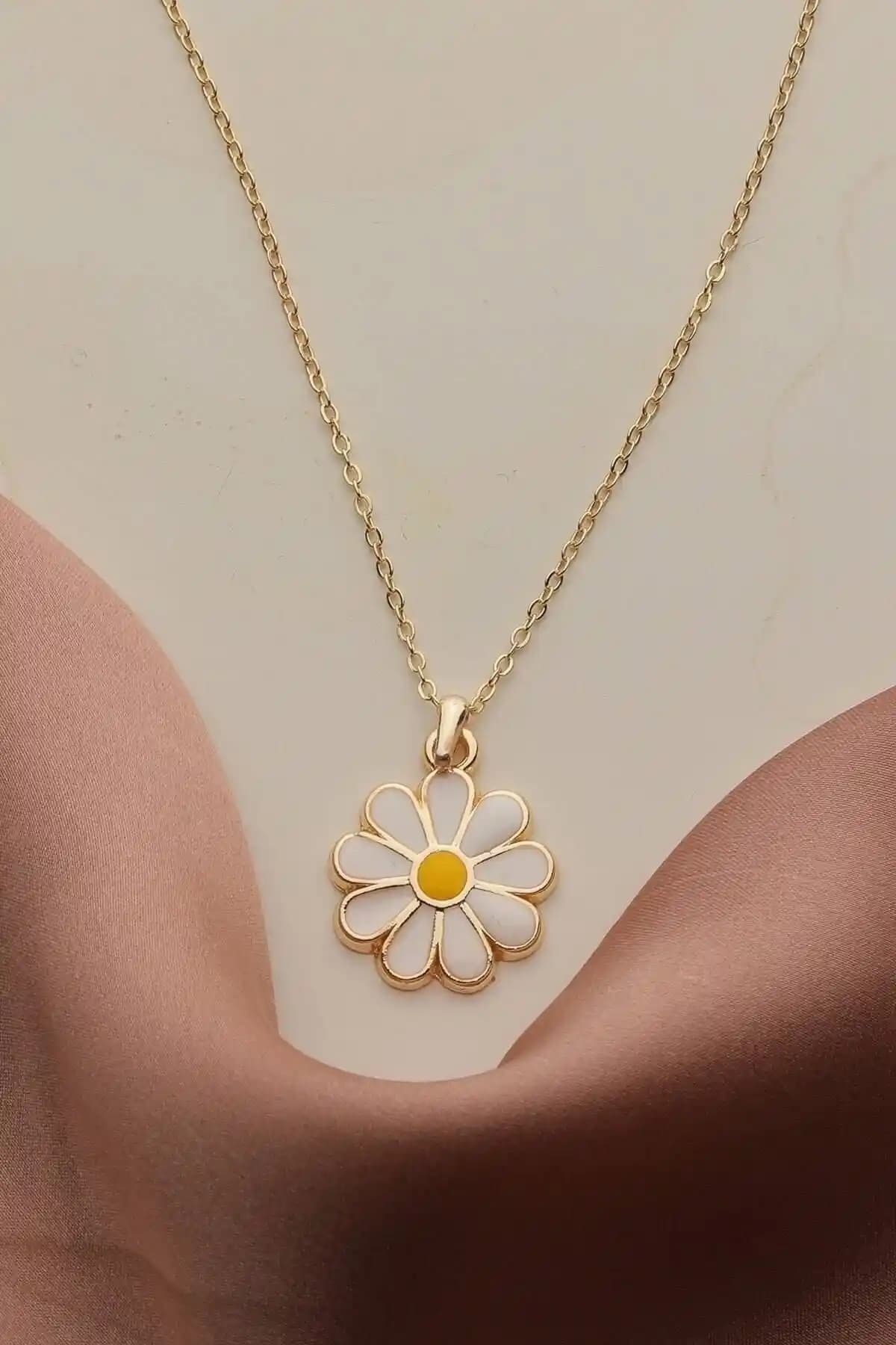 Papatya Tasarımlı Altın Kaplama Kolye Kadınlar İçin Zarif ve Şık Takı Seçenekleri