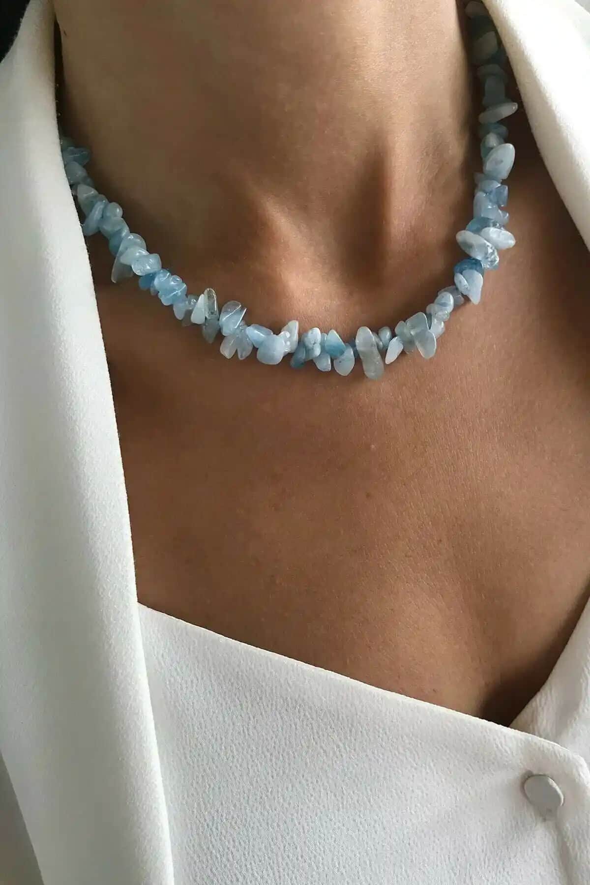 SARRAF Doğal Taş Akuamarin Kırık Kolye Modern ve Zarif Tasarımıyla Öne Çıkıyor