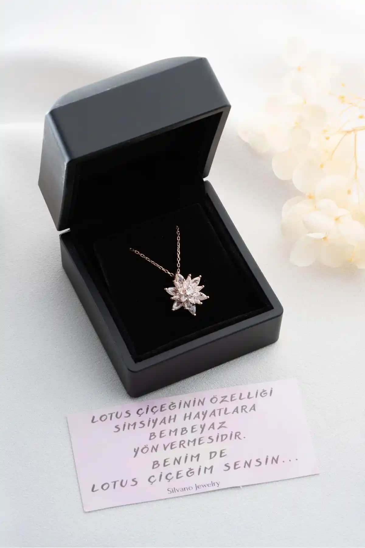 Silvano Jewelry 925 Ayar Gümüş Lotus Çiçeği Kolye Parlak Taşlarla Zarif Tasarım