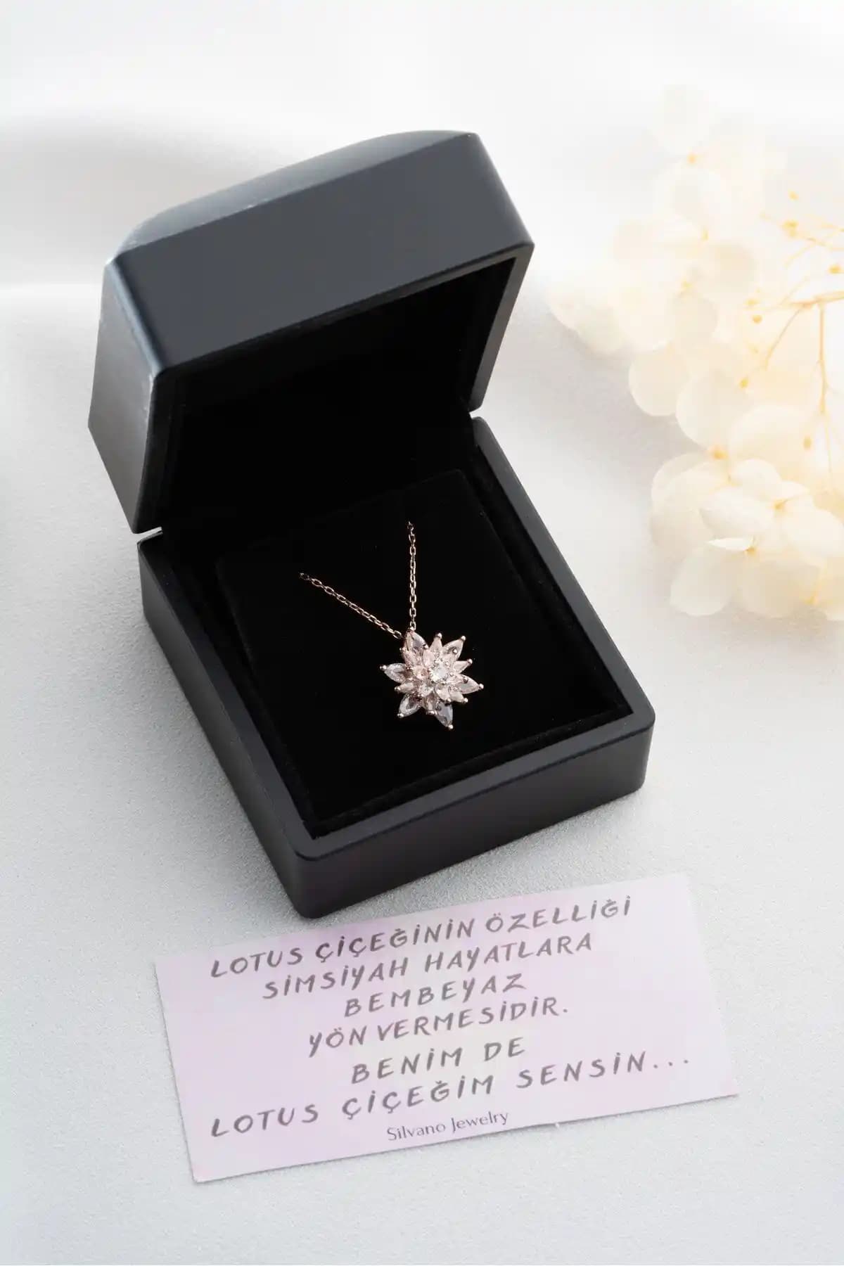 Silvano Jewelry 925 Ayar Gümüş Lotus Çiçeği Kolye Parlak Taşlarla Zarif Tasarım