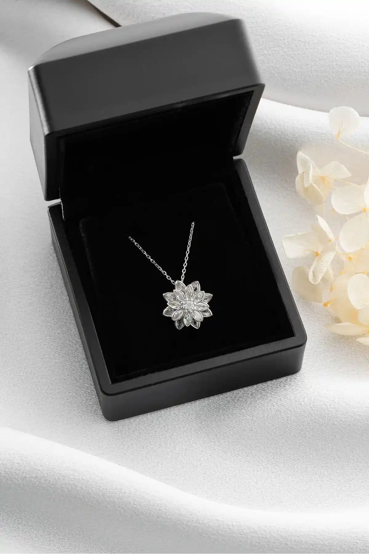 Silvano Jewelry Lotus Çiçeği Kolye 925 Ayar Gümüş Parlak ve Şık Tasarım