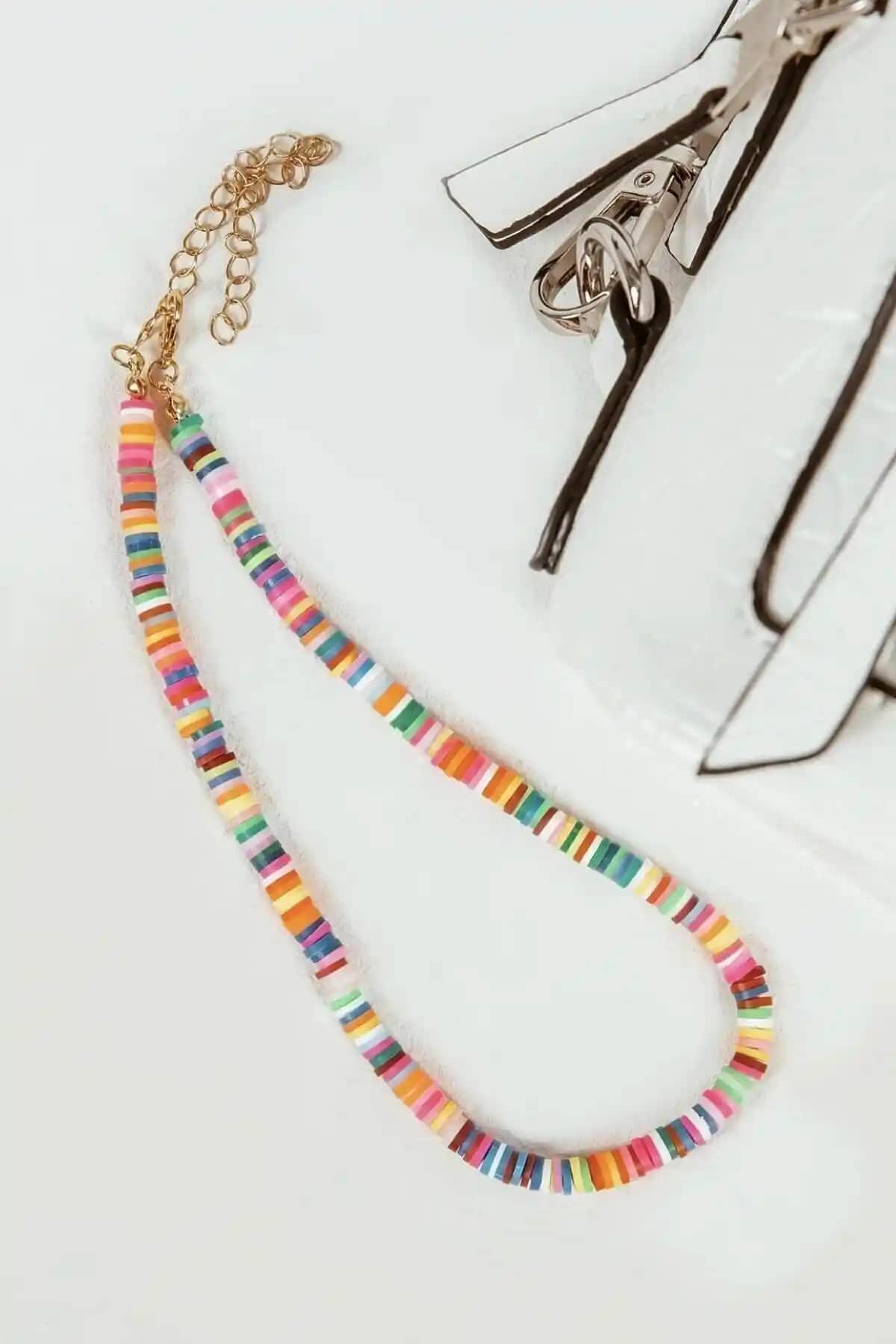 Simplicity Rengarenk Fümo Boncuk Kolye: Canlı Renkler ve Şık Tasarımla Tarzınızı Yansıtın