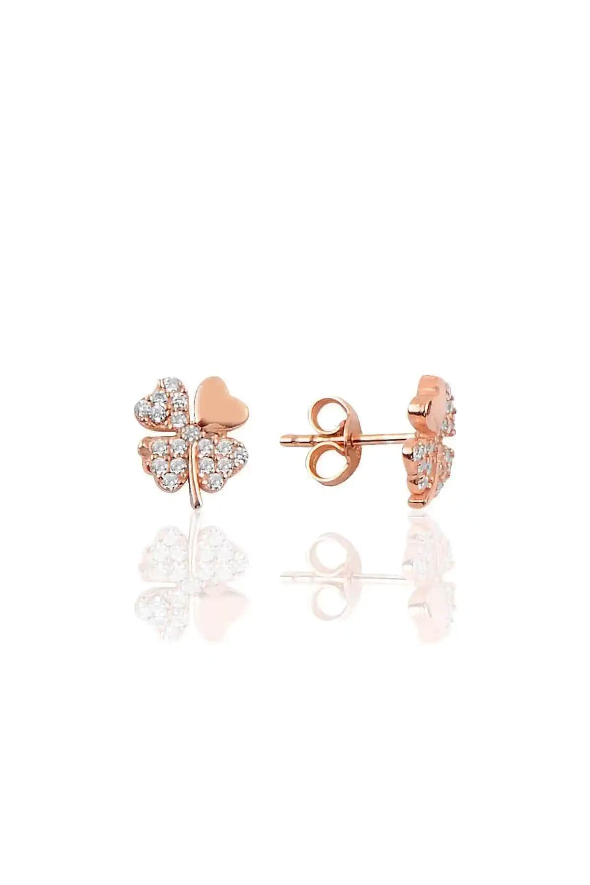 Söğütlü Silver Gümüş Zircon Taşlı Yonca Modeli Küpe: Zarif ve Dayanıklı Takı Seçeneği