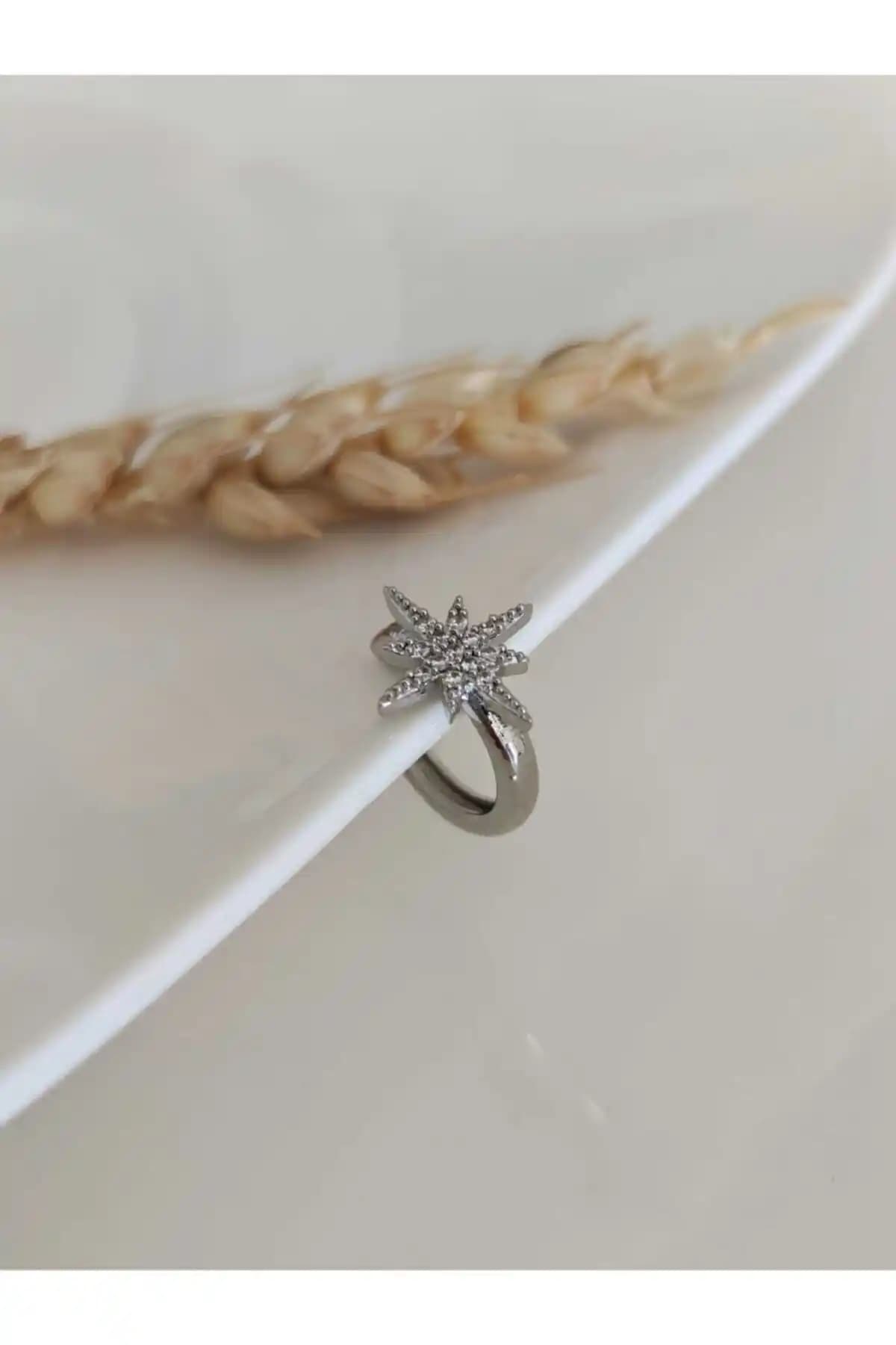 Su Perisi Takı'nın Kutup Yıldızı Earcuff'u Modern ve Şık Tasarımıyla Dikkat Çekiyor