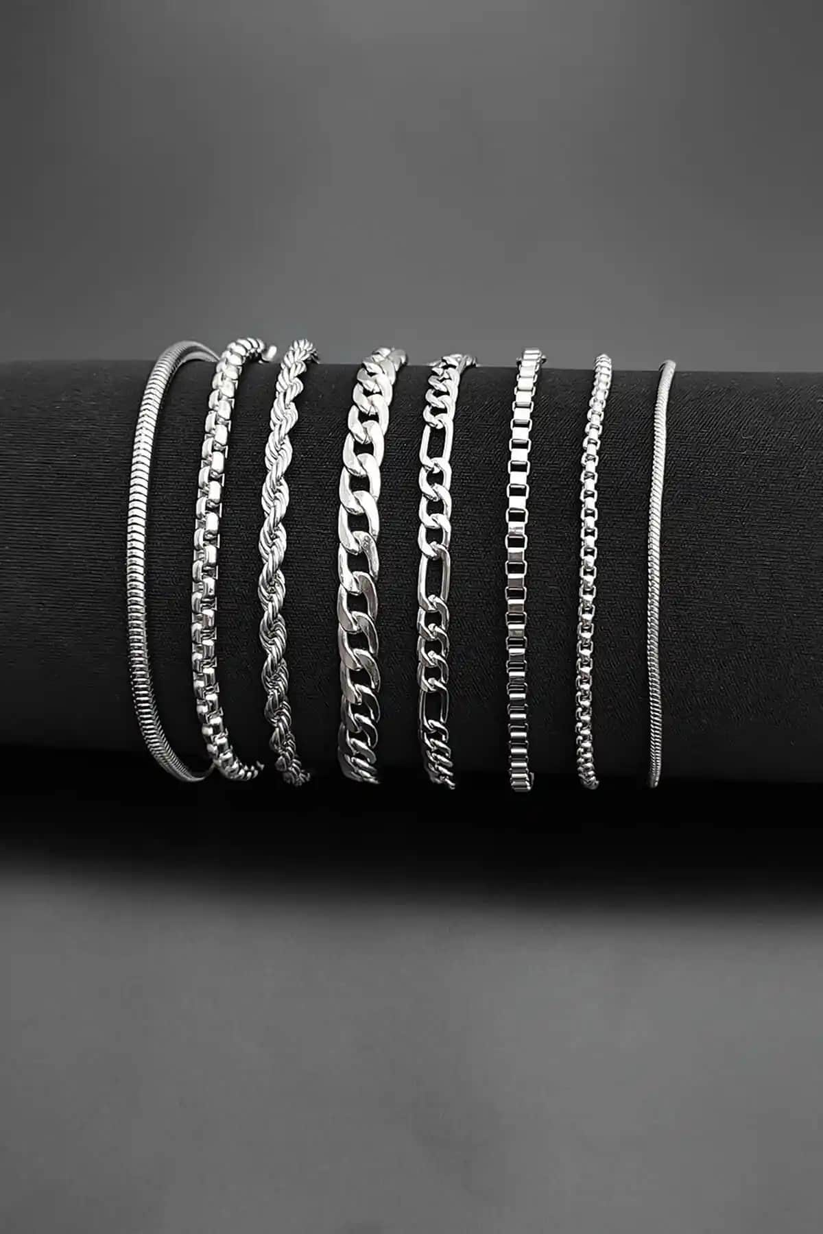 The Collection 8'li Bileklik Seti: Günlük Şıklık ve Çok Yönlülük Sunan Moda Aksesuarı