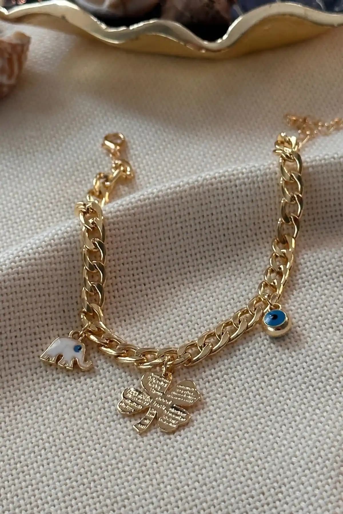 Trendy Butik Bileklik Karşılaştırması: Nazar ve Plaka Modellerinin Özellikleri ve Kullanıcı Yorumları