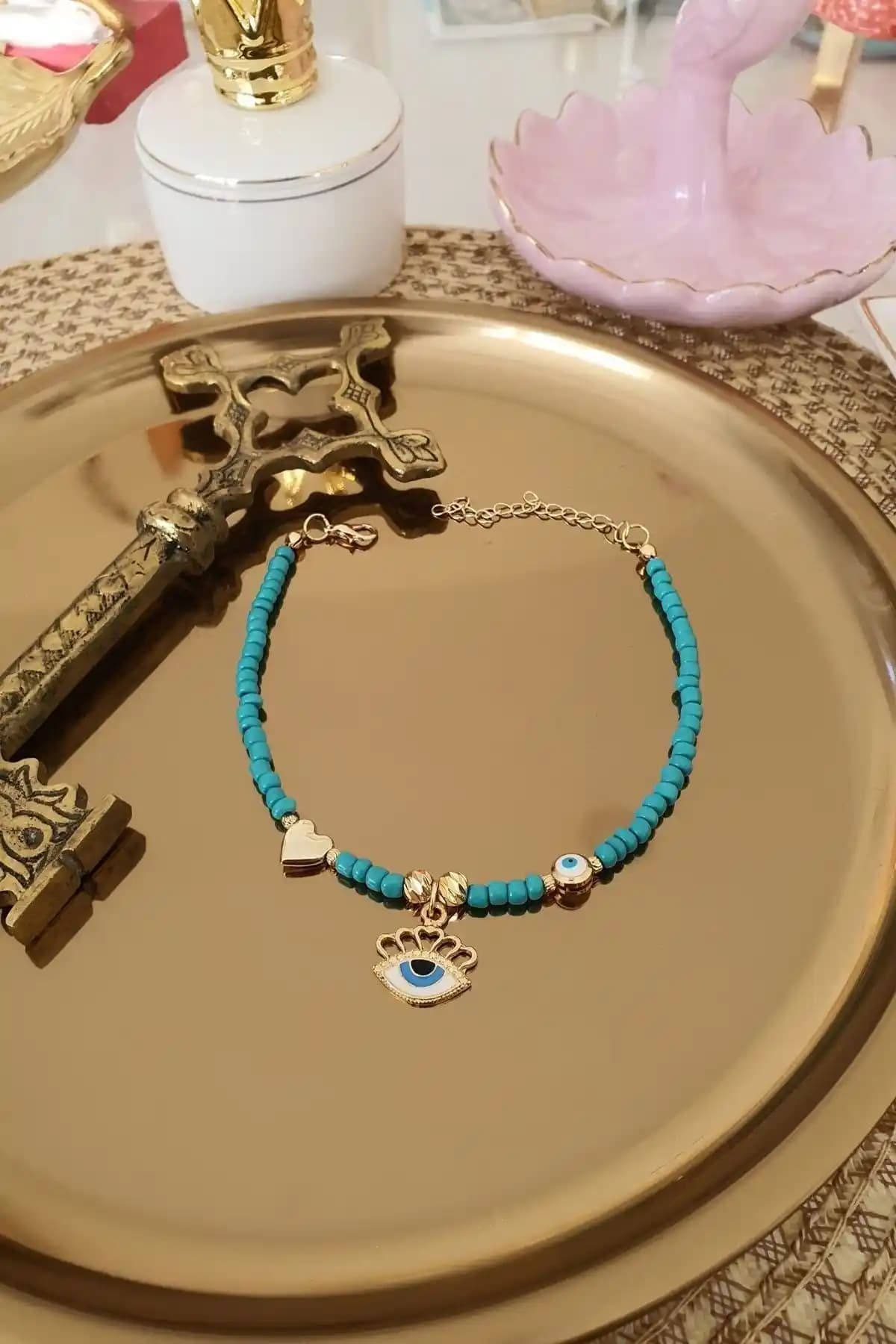 Trendy Butik Turkuaz Boncuklu Kalp Göz ve Nazar Aparatlı Halhal: Şıklık ve Sağlık Bütünleşiyor