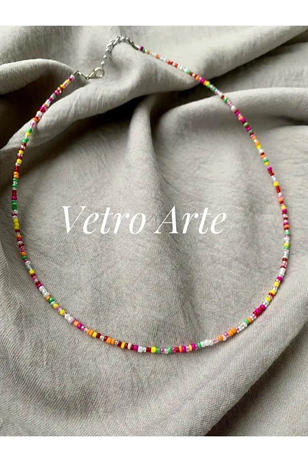 Vetro Arte Gökkuşağı Renkli Boncuk Kolye: Yazın Enerjisini Yansıtan Şık Bir Aksesuar
