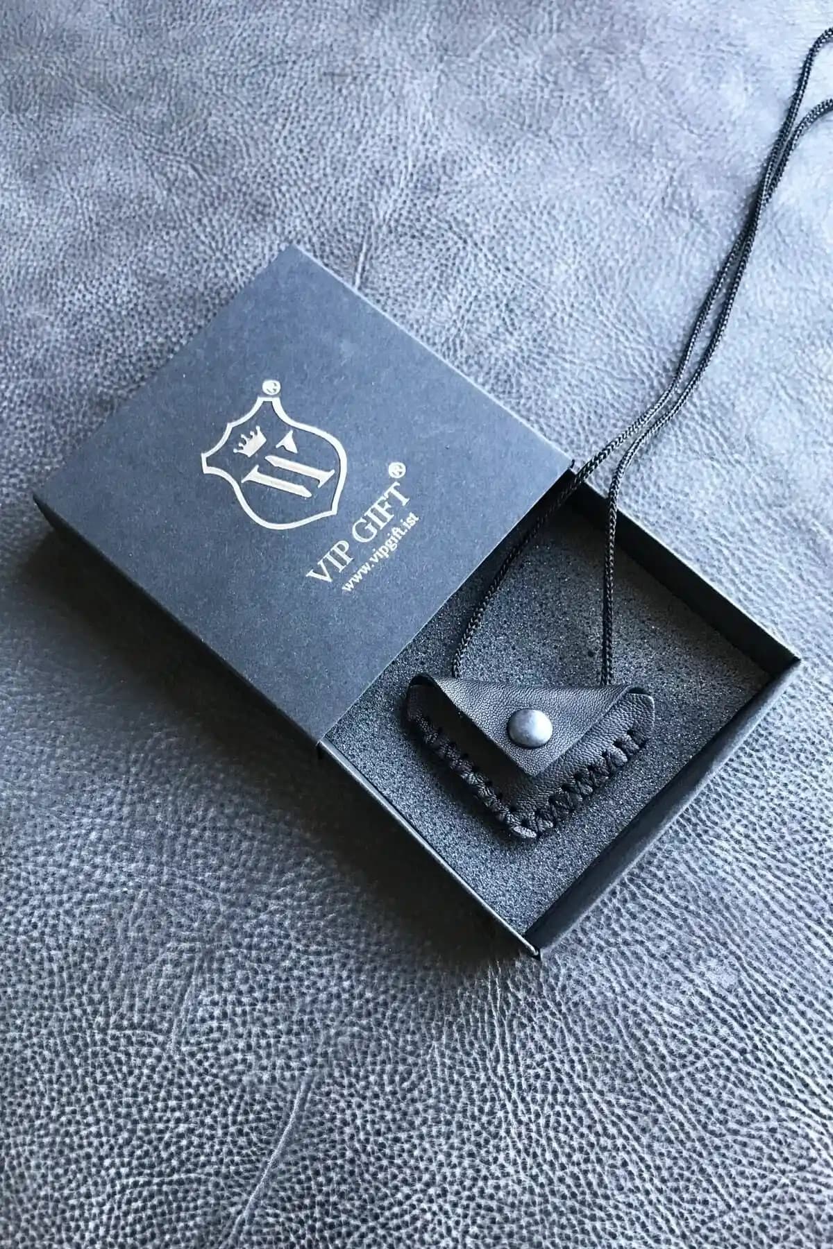 ViP GiFT Kayı Üçgen Cevşen Kolye Siyah: Modern ve Geleneksel Tasarımın Buluşması