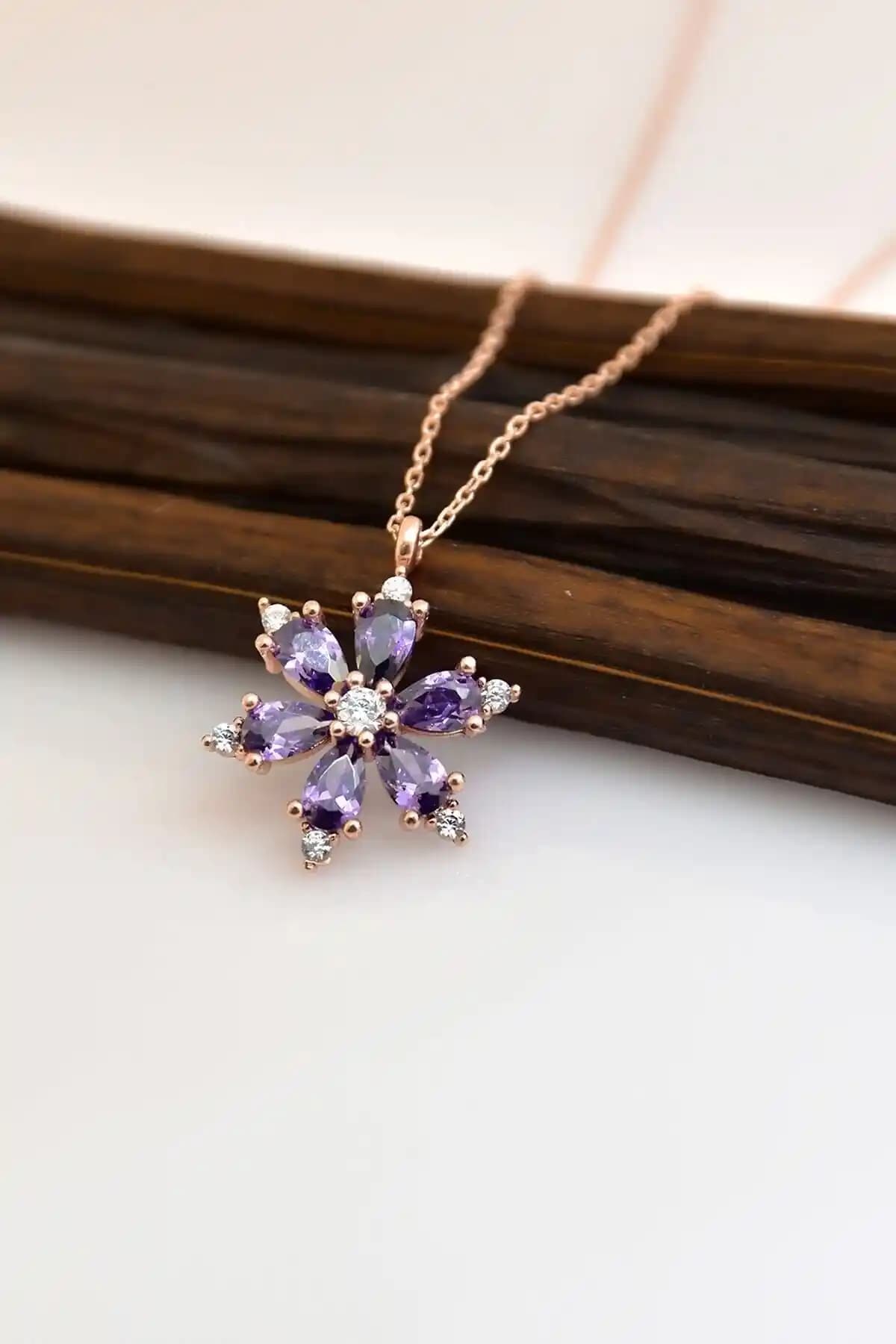 Zanaatsilver 925 Ayar Gümüş Ametist Taşlı Lotus Çiçeği Kolye Özellikleri ve Tasarımı
