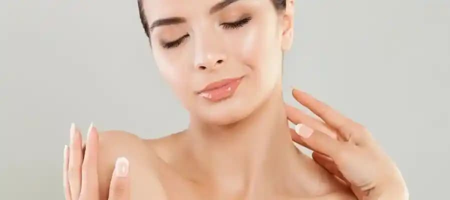 Cam Gibi Parlayan Cilt İçin En İyi Nemlendirici Tonikler ve Kullanım Yöntemleri