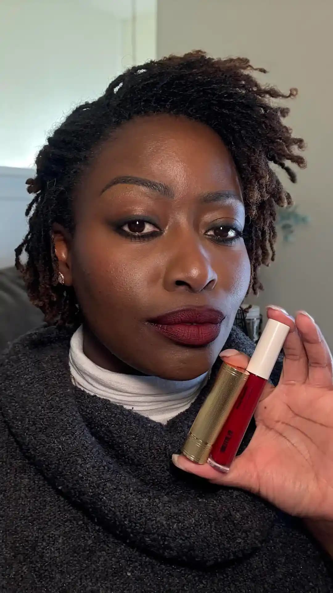 Cesur Eyeliner ve Canlı Dudaklarla Makyajda Dengeyi Sağlama ve Ürün Seçimi