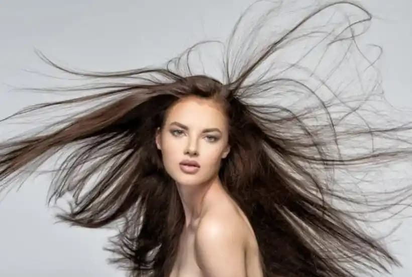 Düz Saçların Uçlarında Dalgalanma: Nedenleri, Genetik Etkiler ve Bakım Önerileri