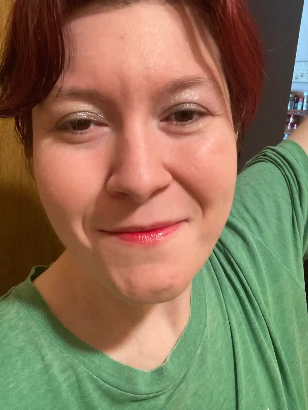 İş Yeri Tatil Partileri İçin Doğal ve Hafif Işıltılı Makyaj Tercihleri