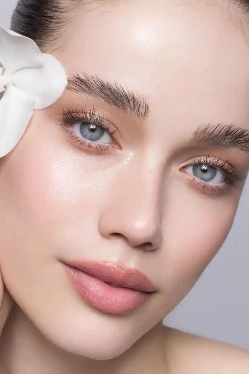 Makyaj ve Güzellik Trendlerinde Nemli Cilt ve Güncel Stil Yaklaşımları