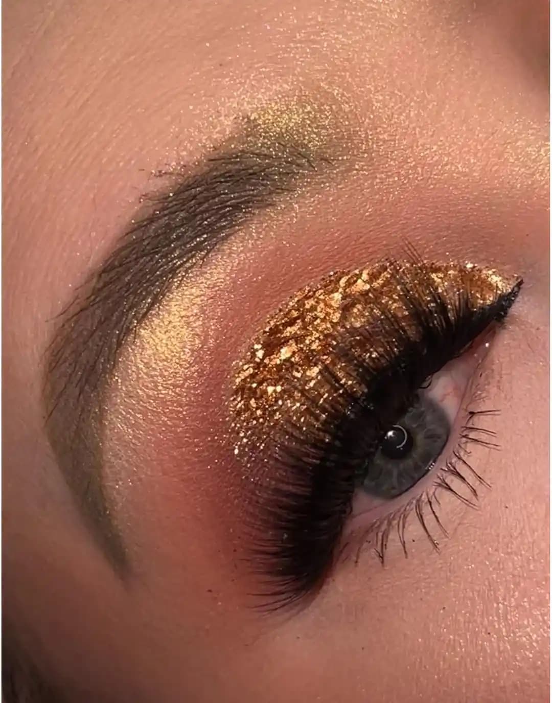 Molten Gold Makyajında Kullanılan Ürünler ve Tekniklerin Detaylı İncelemesi