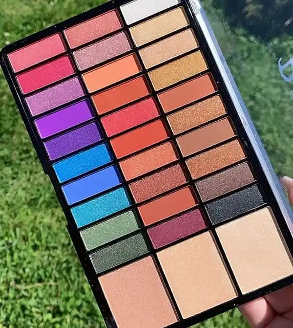 Renkli Göz Farı Trendlerindeki Değişim ve Alternatif Marka Seçenekleri