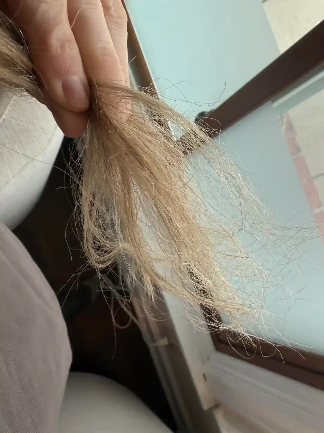 Saç Uçlarındaki Hasarın Nedenleri ve Çözümleri: Kimyasal, Isı ve Bakım Etkileri