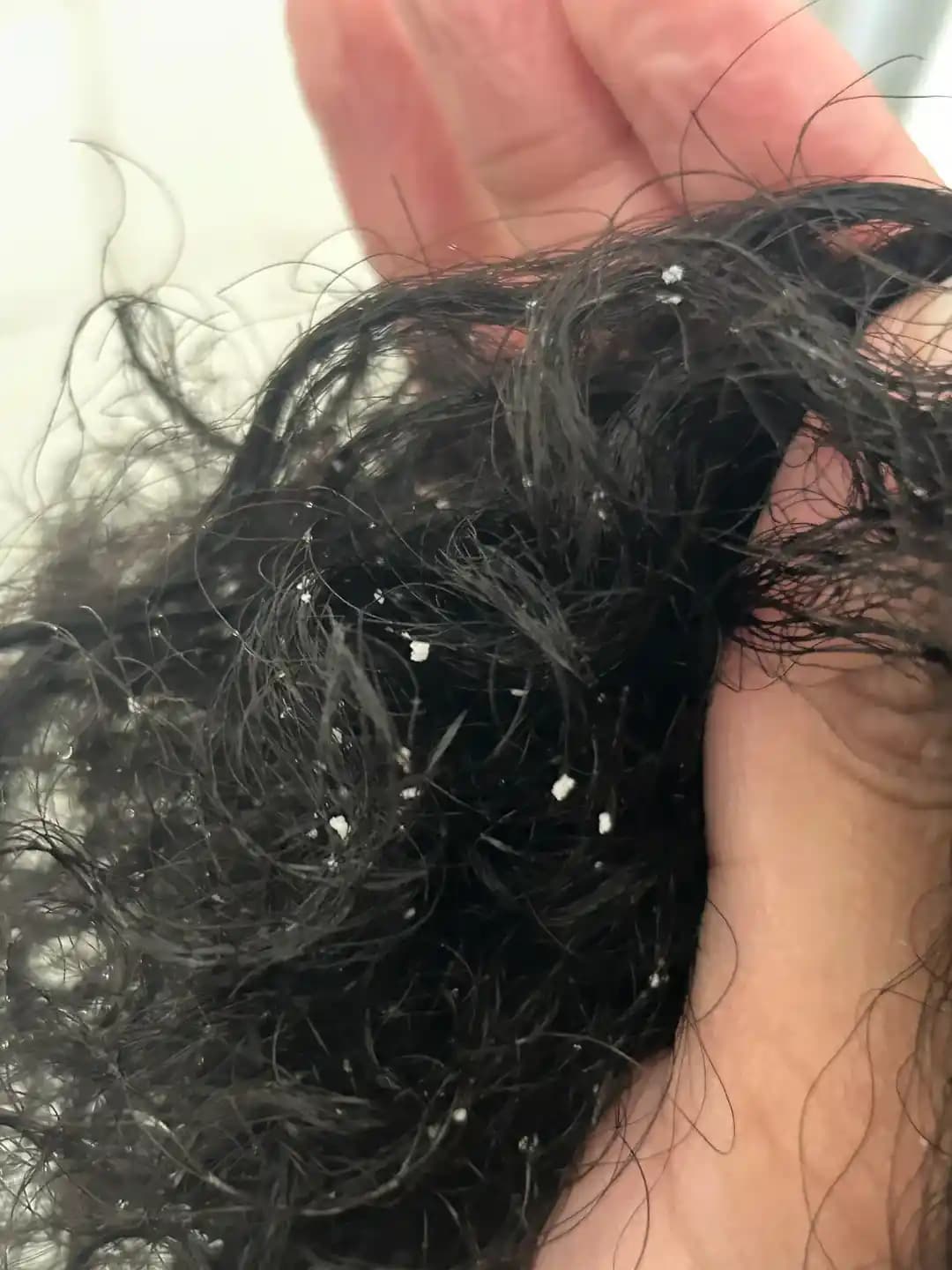 Saçta Jel Topaklanmasının Nedenleri ve Etkili Çözüm Yöntemleri