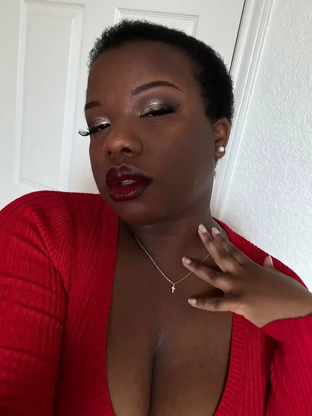 Tatiller İçin Parlak ve Çarpıcı Makyaj Rehberi: Göz Alıcı Görünüm İpuçları