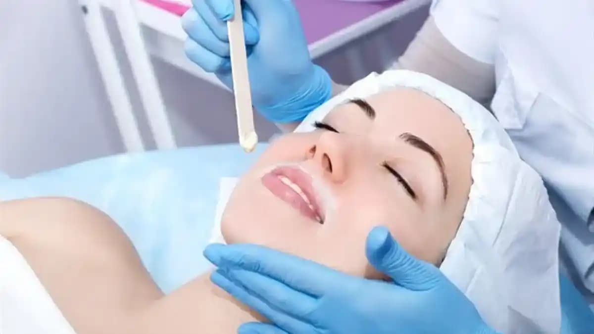 Yüzdeki İnce Bıyık Tüyleri İçin Dermaplaning ve Tıraş Yöntemlerinin Karşılaştırılması