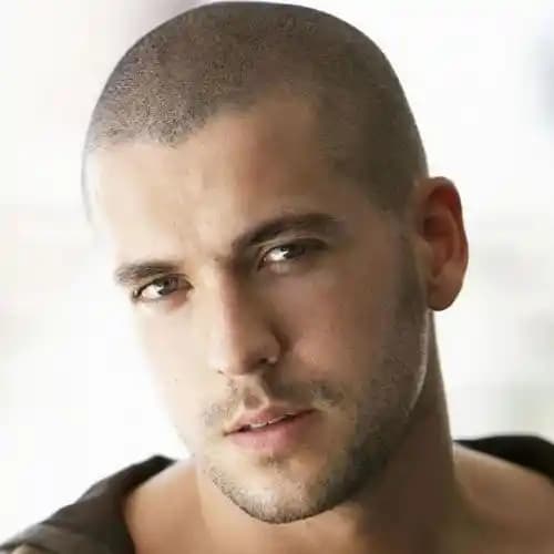 2 Numara Saç Kesimi: Modern Erkekler İçin Minimalist ve Şık Kısa Saç Stili