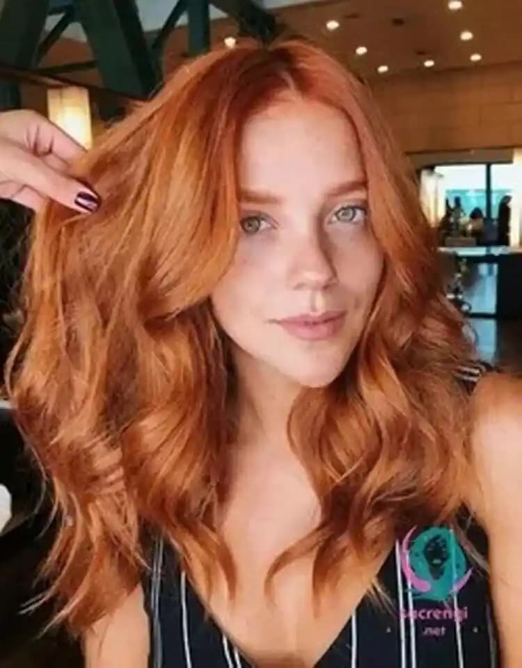 Açık Bakır Saç Rengi: Sıcak Tonlar ve Bakım İpuçları ile Canlı Görünüm