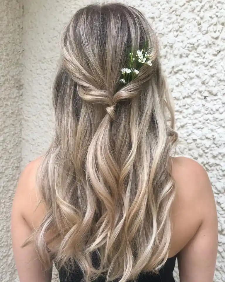 Açık Masa Saç Modelleri: Doğallık ve Şıklığı Buluşturan Modern Saç Trendleri