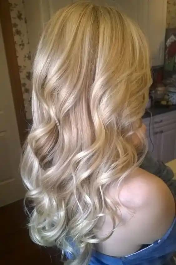 Açık Sarı Saç Renkleri, Bakımı ve 2024-2025 Trendleri: Doğallık ve Işıltı