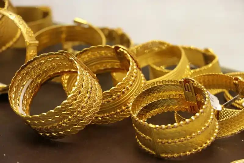 Altın Dore Rengi: Saç ve Makyajda Sıcaklık ve Parlaklığın Doğal Buluşması