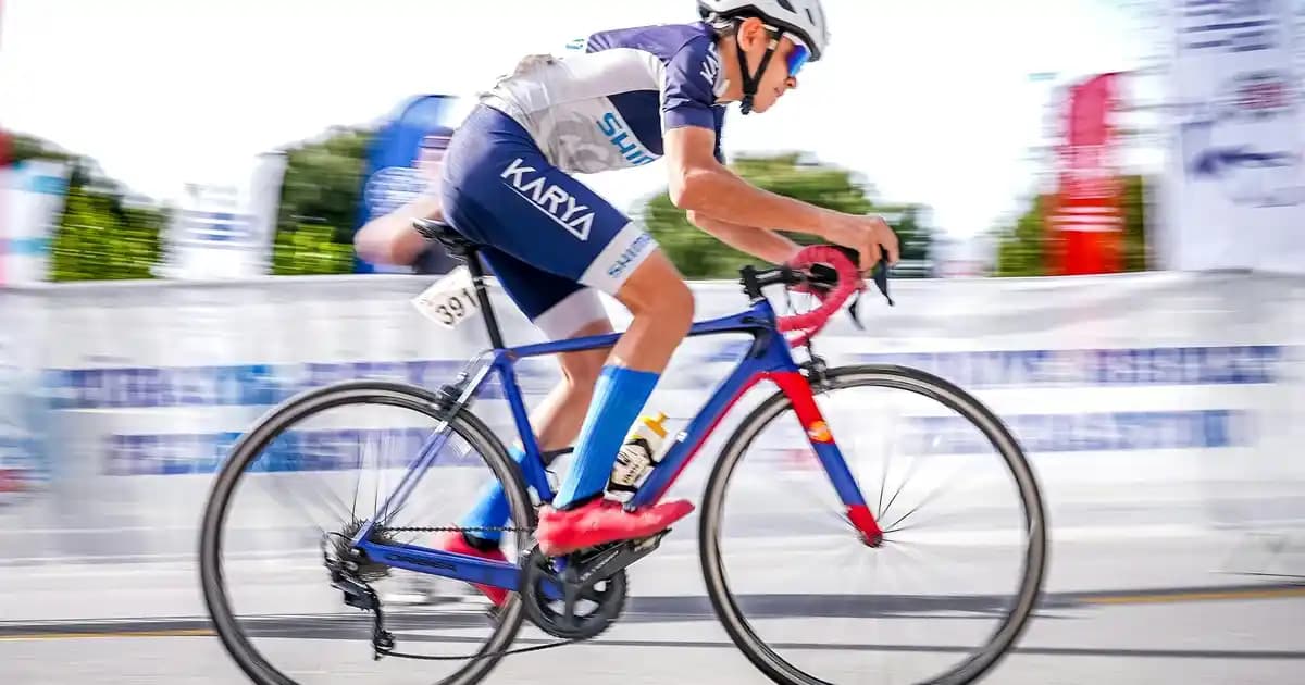 Armani Code ve Emporio Armani Stronger With You: İki İkonik Erkek Parfümünün Detaylı İncelemesi