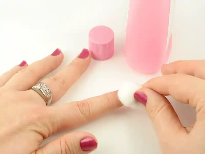 Aseton Kullanılmadan Oje Çıkarma: Doğal ve Etkili Tırnak Bakım Yöntemleri