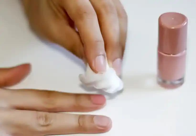 Aseton Olmadan Oje Çıkarma: Doğal ve Etkili Yöntemlerle Tırnak Bakımı