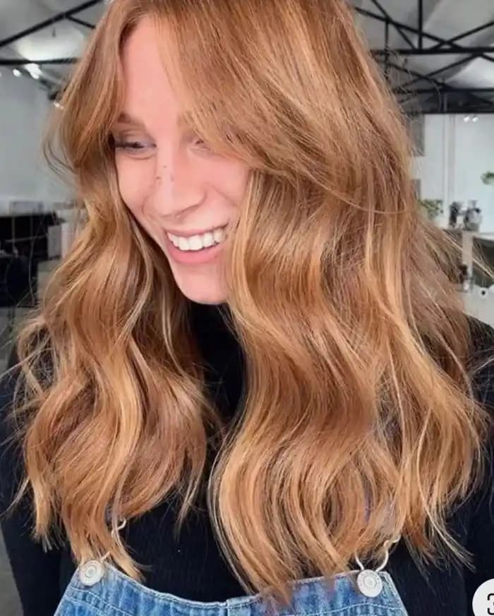 Bal Köpüğü Altın Karamel Saç Rengi: Doğal Işıltı ve Sıcak Tonların Mükemmel Uyumu