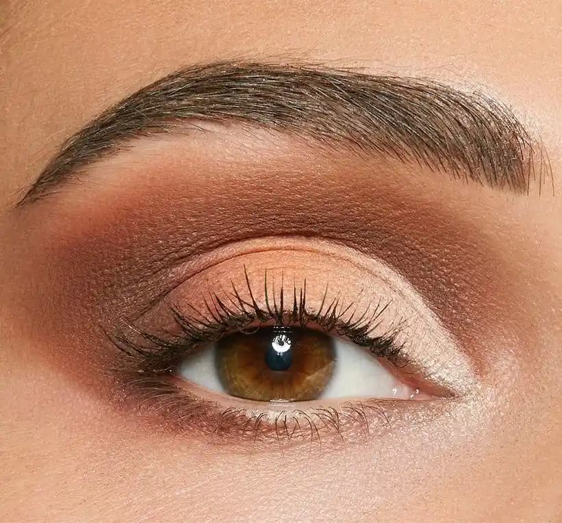 Bal Köpüğü Göz Rengi: Sıcak Tonlar ve Makyaj, Saç ile Stil Önerileri