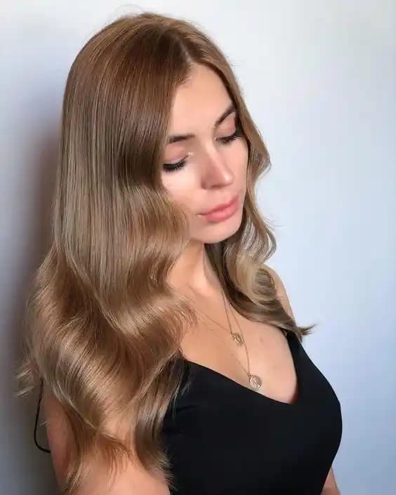 Bal Köpüğü Saç Rengi: Doğal, Işıltılı ve Her Ten Rengine Uygun Trend