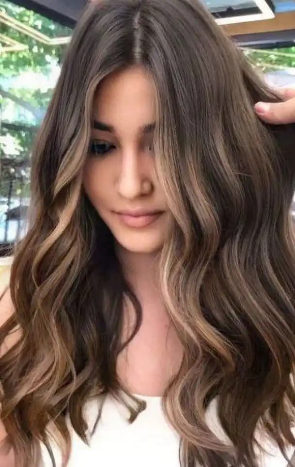 Bal Köpüğü ve Esmer Ten İçin En Uyumlu Saç Renkleri ve İsimleri