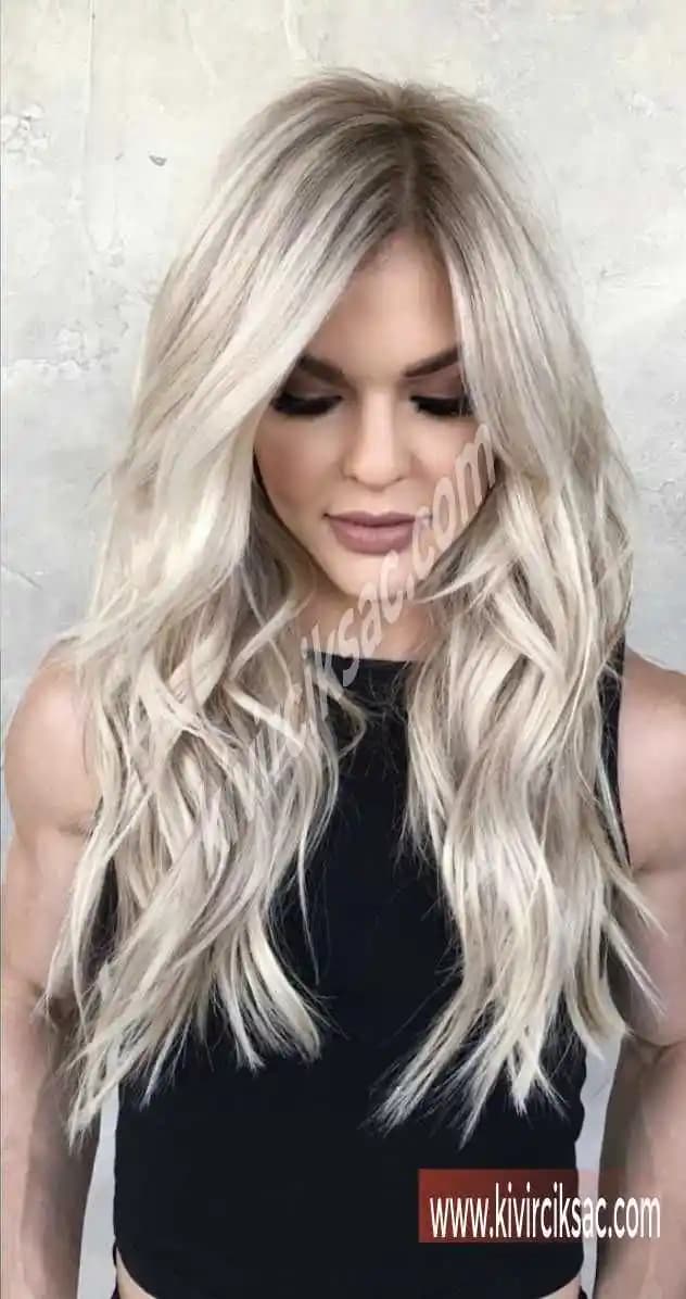 Bal Köpüğü ve Platin Sarısı Karışımıyla Doğal ve Zarif Saç Renkleri