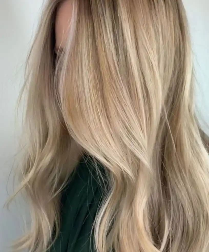 Bal Sarısı: Kozmetik ve Güzellik Dünyasında Doğallık ve Sıcaklığın Etkileyici Rengi